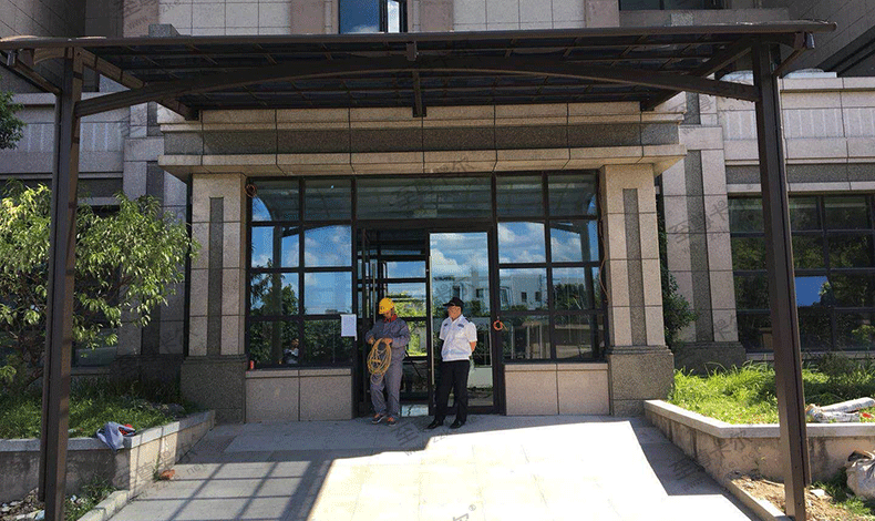 鋁合金的遮陽(yáng)棚.gif 鋁合金的遮陽(yáng)棚.gif