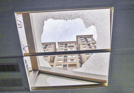 玻璃雨棚發生了自爆.jpg 玻璃雨棚發生了自爆.jpg