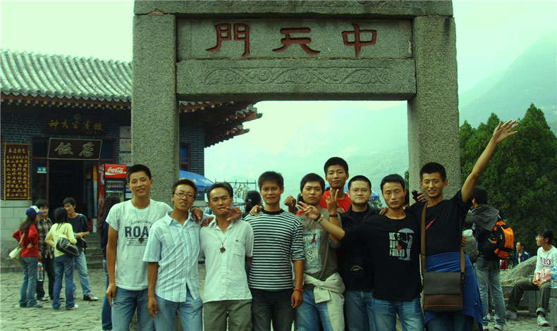 那年，至尊卡爾在攀登泰山