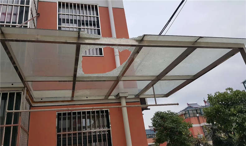 刮大風，車被車棚上的磚砸了，物業有責任嗎？ 