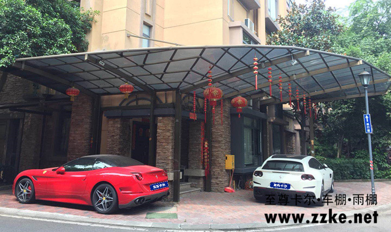 大家猜一下棚下的車值多少錢？