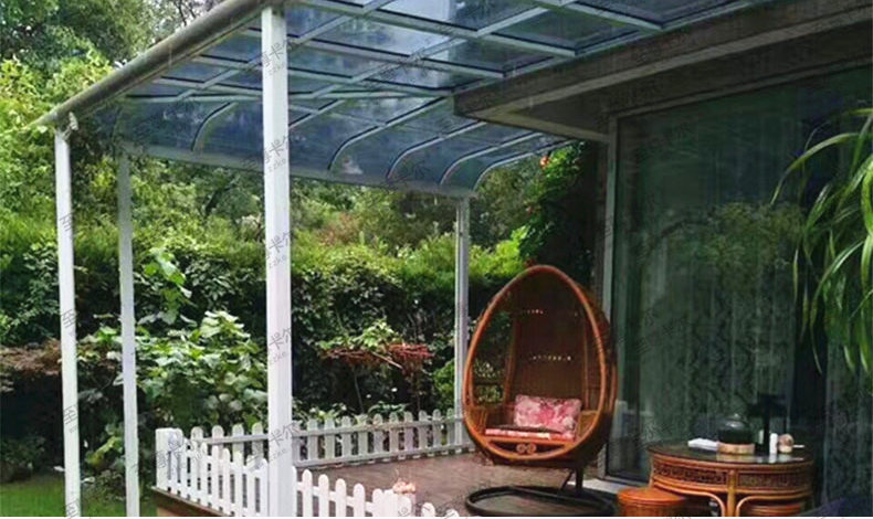 空曠的露臺(tái)搭配至尊卡爾露臺(tái)棚，您一定很喜歡！