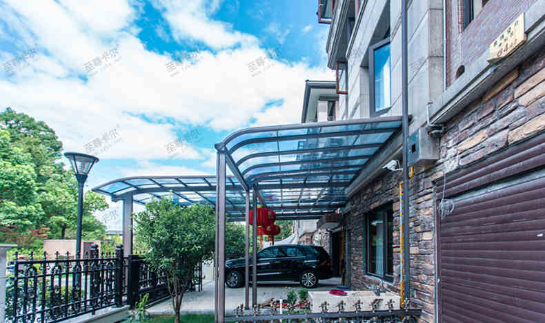 雨天來(lái)臨 露臺(tái)棚下是我們玩耍的場(chǎng)所！