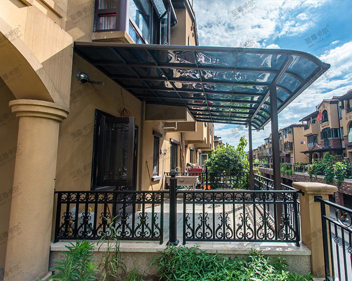 家里裝玻璃雨棚后悔了，網(wǎng)上的玻璃雨棚圖片能相信嗎？