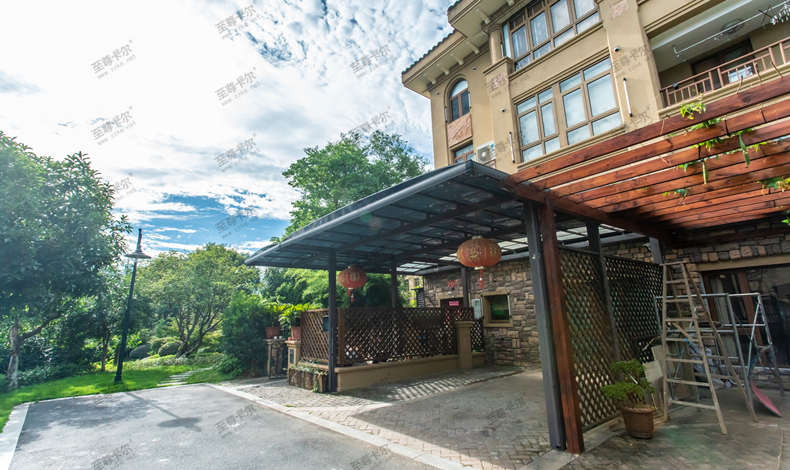 停車(chē)棚生產(chǎn)廠(chǎng)家深度透露：為什么說(shuō)鋁合金車(chē)棚性?xún)r(jià)比高？