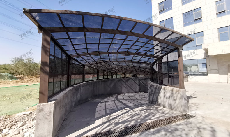 地下車庫出入口雨棚怎么做？找有20年施工經驗的雨棚廠家來合作