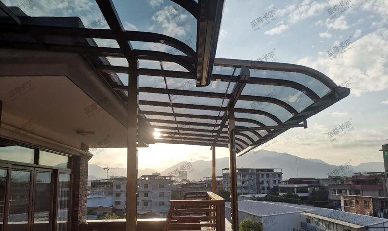 不銹鋼玻璃雨棚圖片大全，還選不銹鋼玻璃雨棚，有點(diǎn)落伍了。