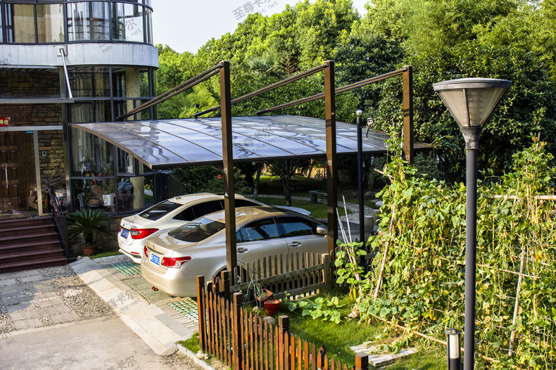  哪種雨棚骨架最適合耐力板雨棚，鋼結(jié)構(gòu)還是鋁合金？看完就知道了