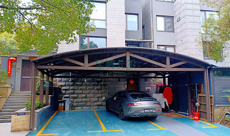 日曬雨淋，日復一日，年復一年，好心疼愛車，裝個實用的車棚